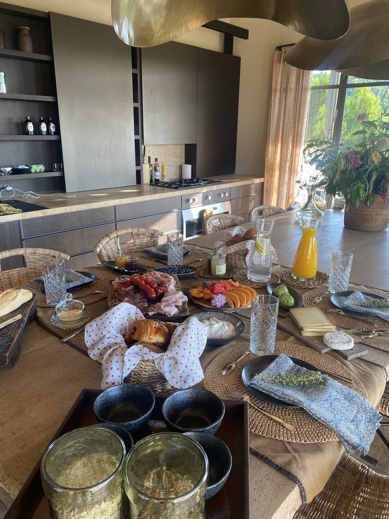 Plateau petit-déjeuner Selma & Co avec jus frais, fruits et viennoiseries