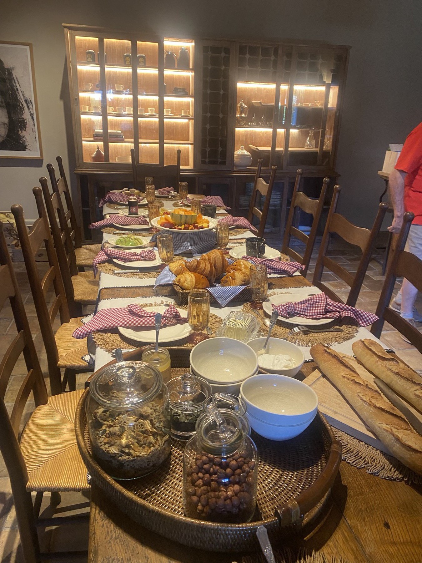 Petit-déjeuner provençal rustique — croissants, confitures et lumière du matin
